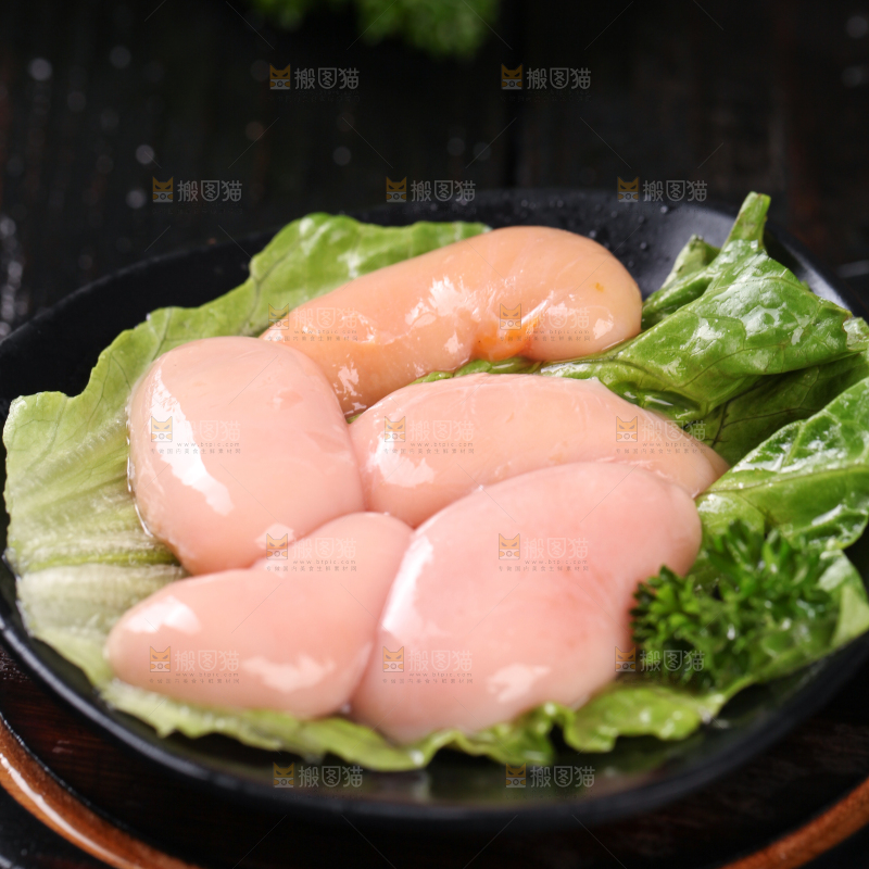 木板上放着一盘新鲜的鸡腰子