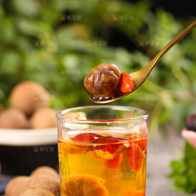 木底上放着一杯桂圆枸杞茶