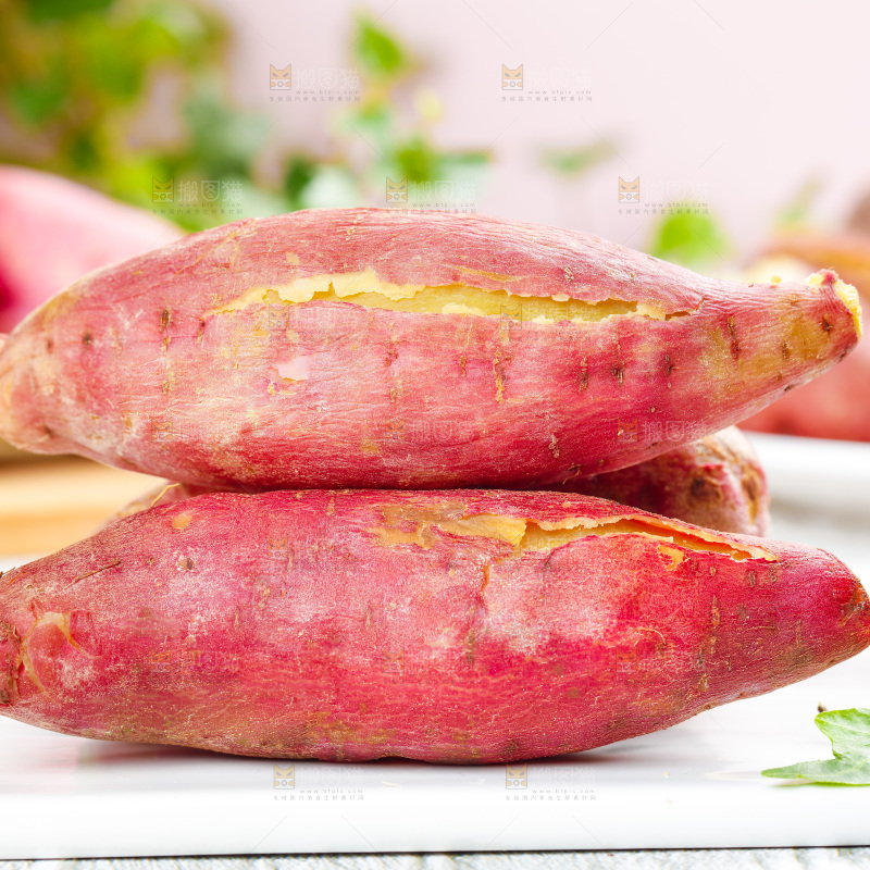 白底上放着一堆黄心红薯