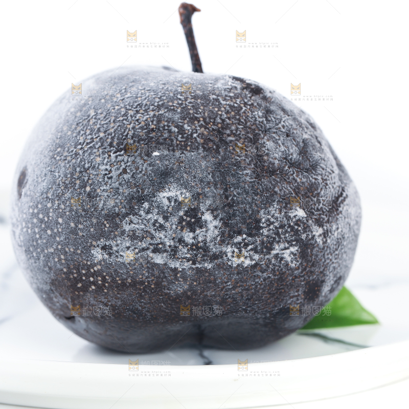 盘子里放着秋冻梨