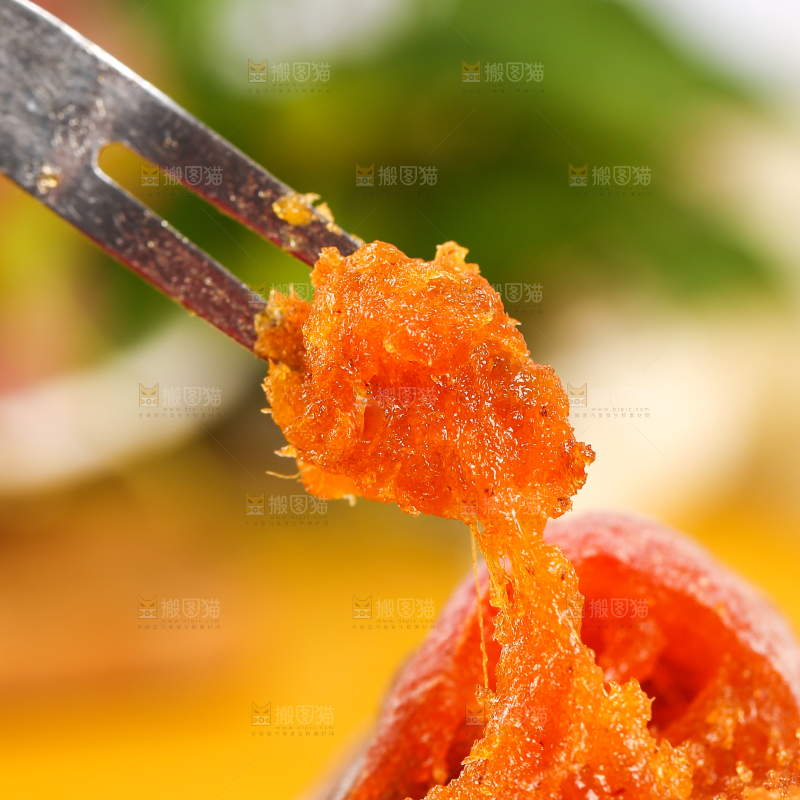 叉子上插着柿饼果肉