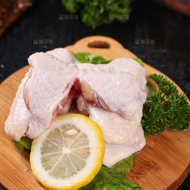 木板上一堆新鲜鸡翅中