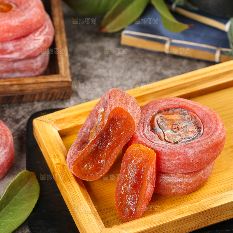 盘子里放着农家柿子饼