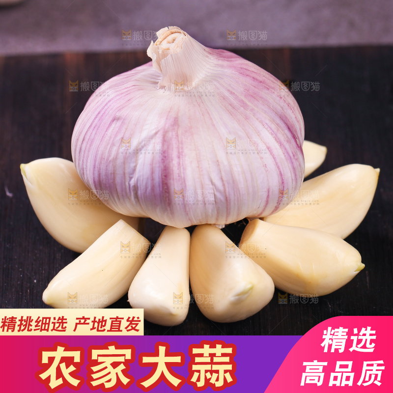 深木底上的紫皮蒜和蒜瓣