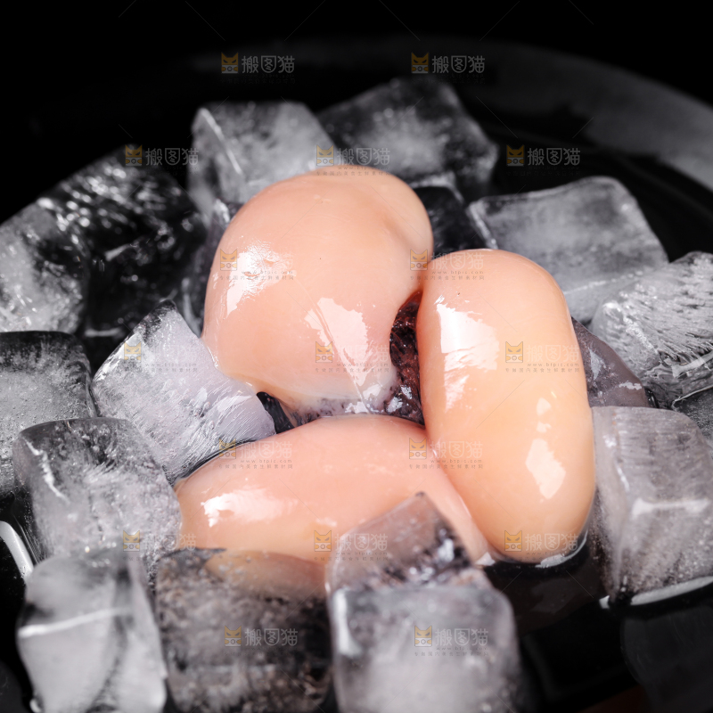 黑底上放着冷冻鸡腰子