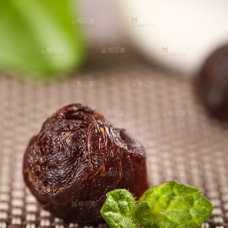 格子底上的桂圆果肉