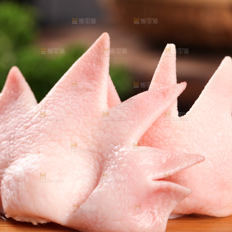 木板上的红鸡冠
