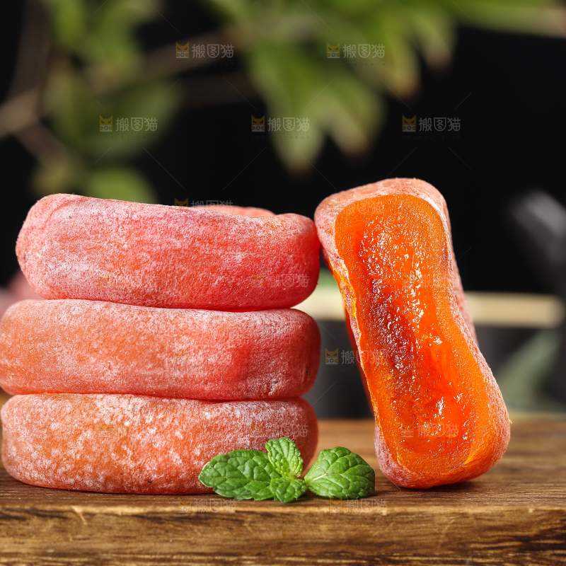 木底上的柿饼