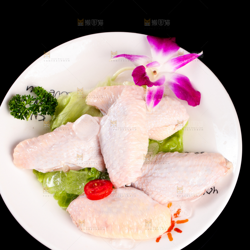 黑底上一盘冷冻的鸡中翅