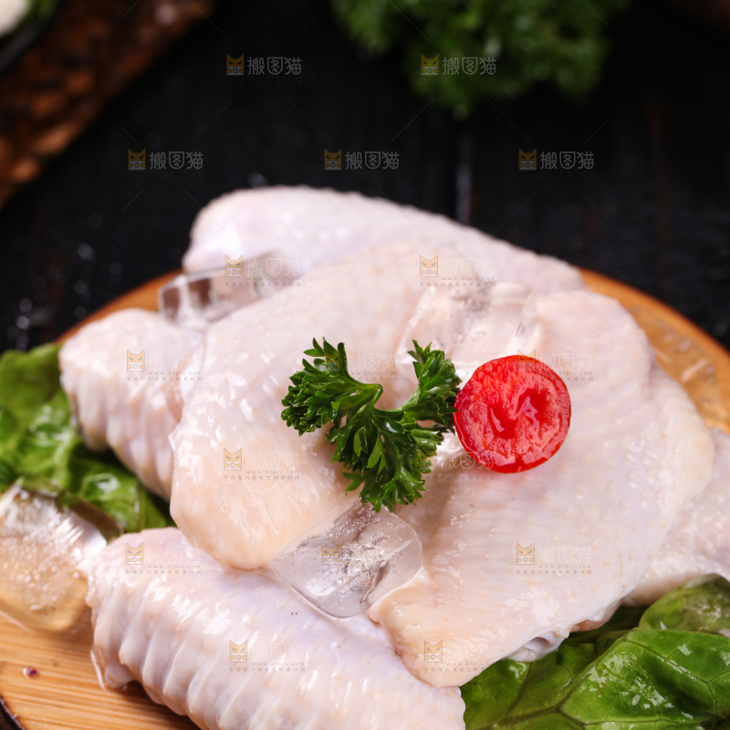 木板上一堆新鲜鸡翅中