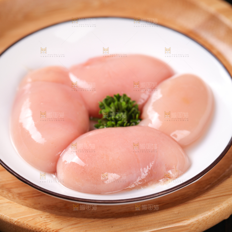 木板上放着一盘新鲜的鸡腰子