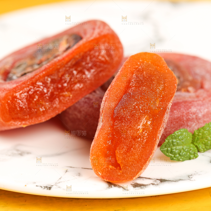 盘子里放着广西恭城柿饼