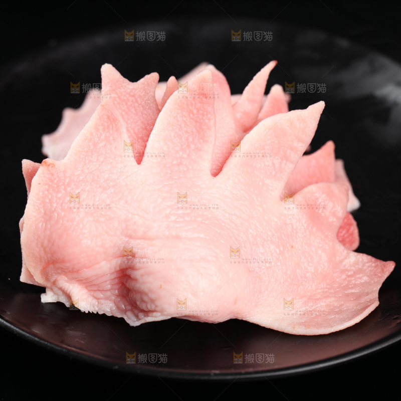 黑底上一盘新鲜鸡冠