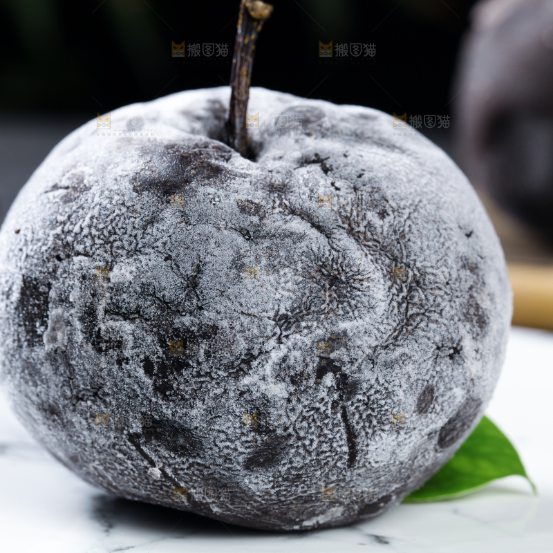 盘子里的冻花盖梨