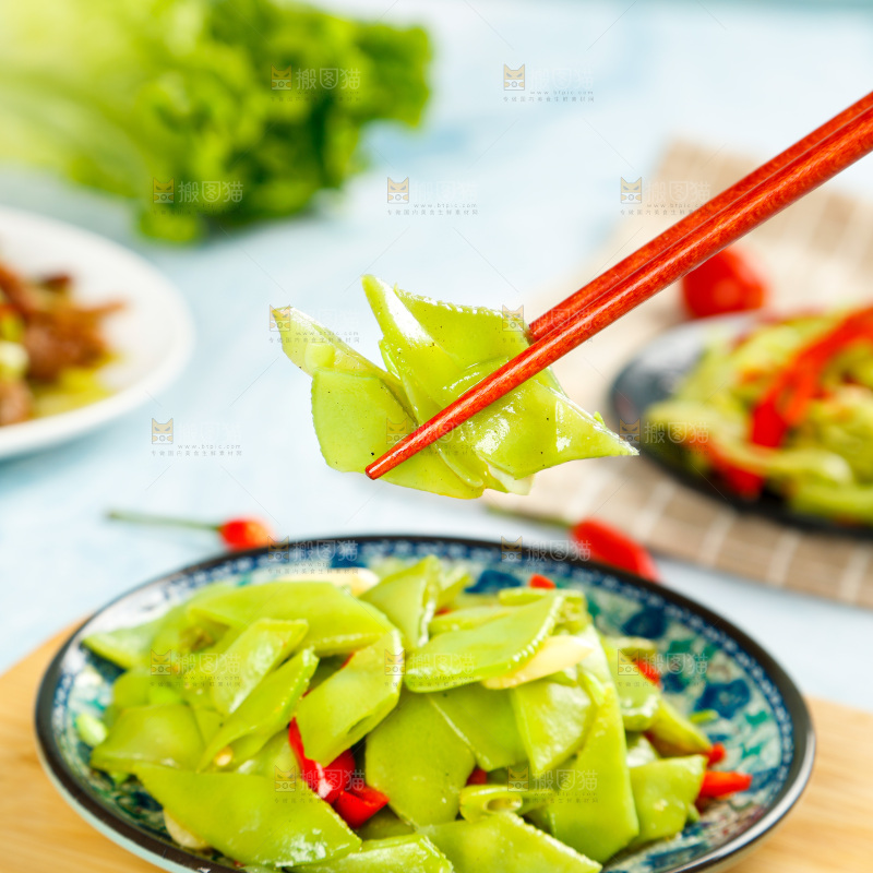 盘子里装着炒扁豆