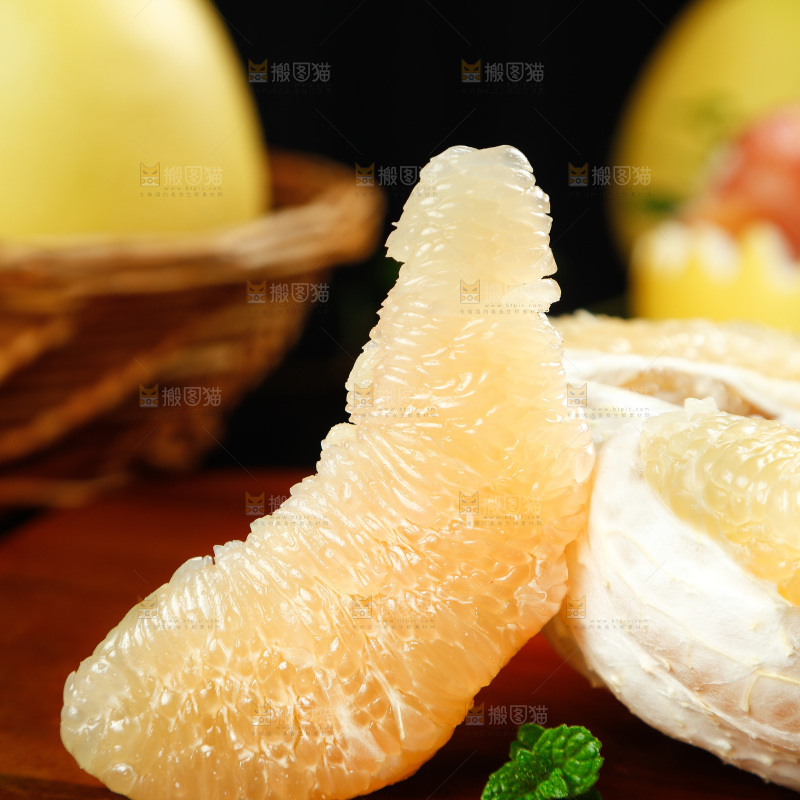 木底上的白肉蜜柚果肉