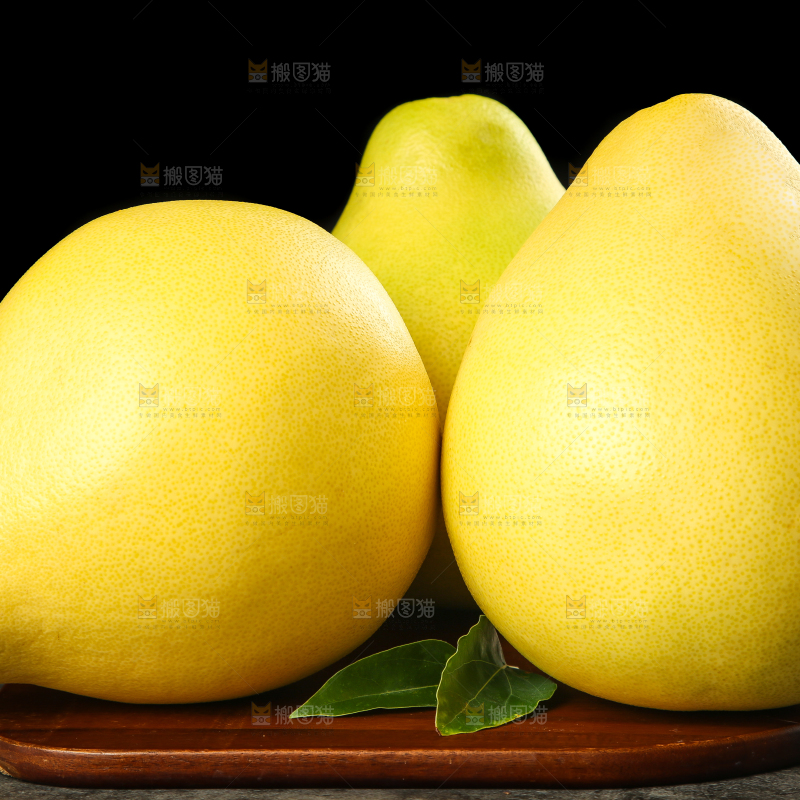 木板上放着新鲜沙田柚