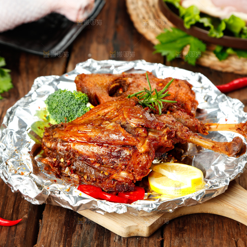 碟子里放着着蜜汁鸡腿