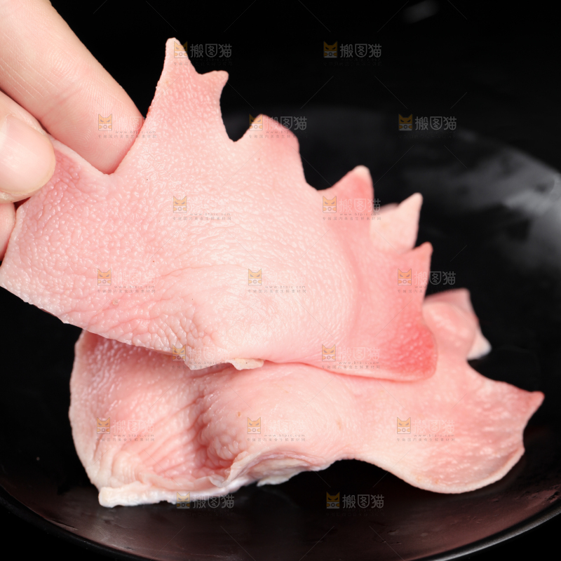 手上拿着鸡冠子