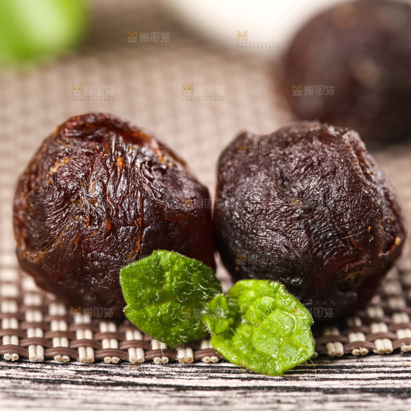 格子底上的桂圆果肉