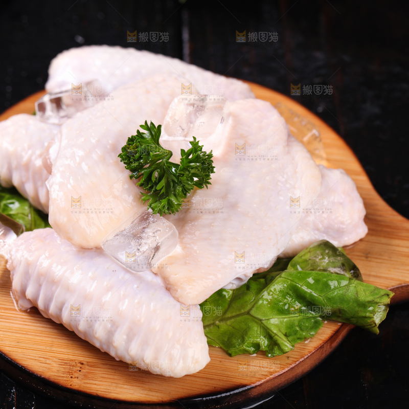 木板上一堆新鲜鸡翅中