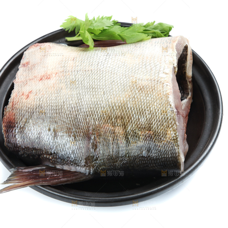 盘子里装着鲢鱼