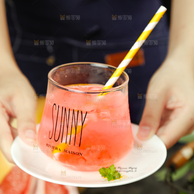 深底上摆放着柚子榨的果汁