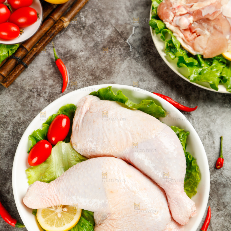 盘子里装着鸡腿