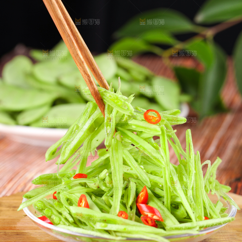 碟子里装着切丝的扁豆