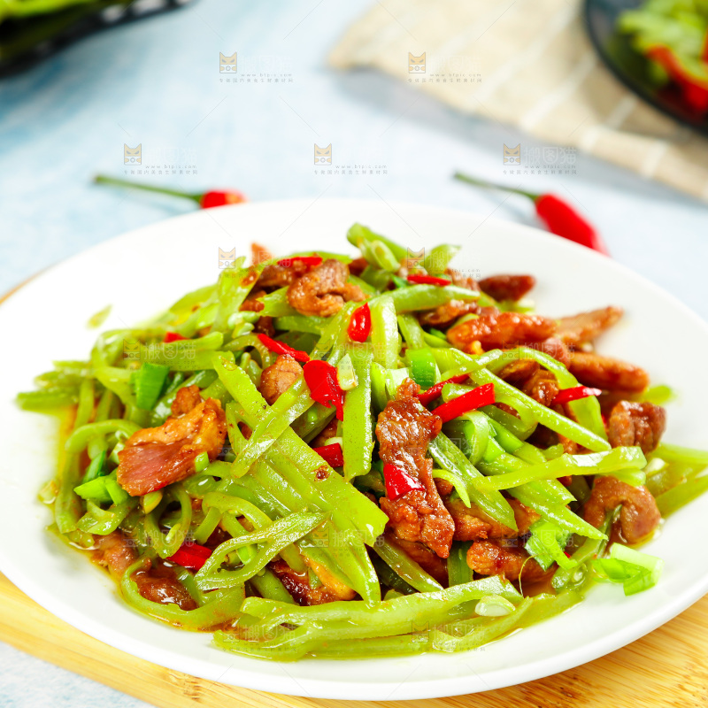 盘子里装着扁豆炒肉
