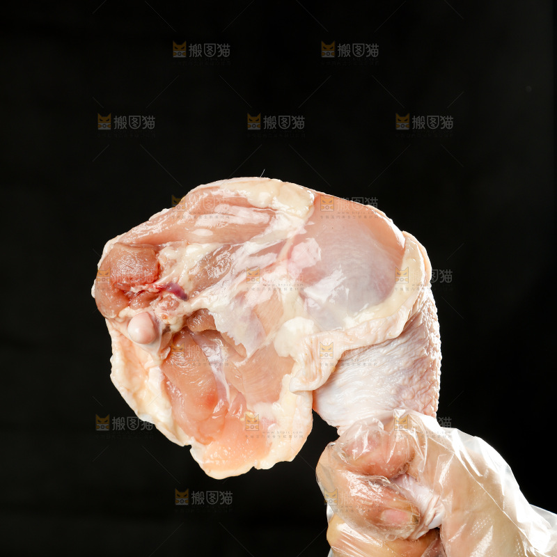 手里拿着大鸡腿