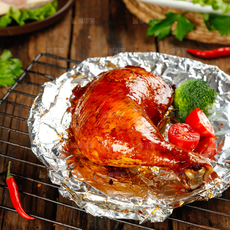 碟子里放着着蜜汁鸡腿