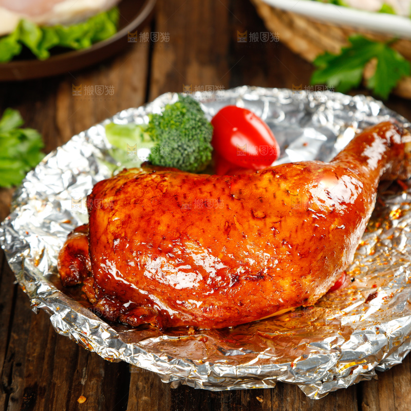 碟子里放着着蜜汁鸡腿