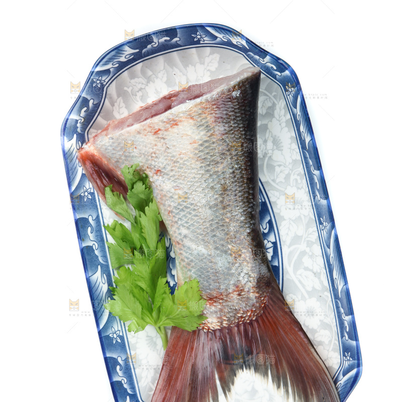 盘子里装着鲢鱼