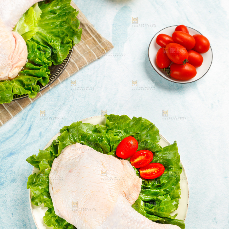 盘子里装着鸡腿