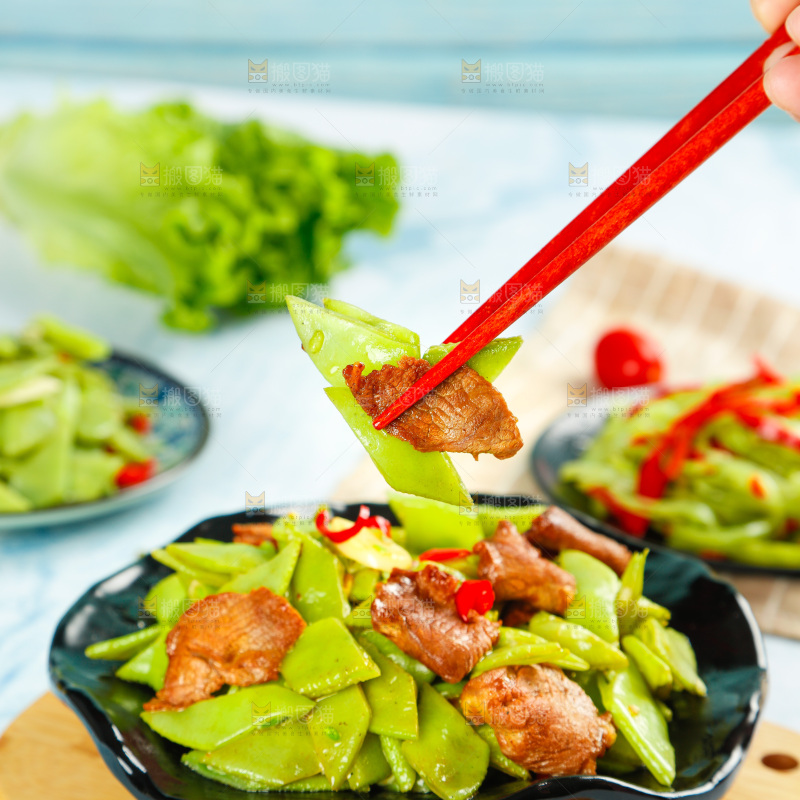 盘子里装着扁豆炒肉