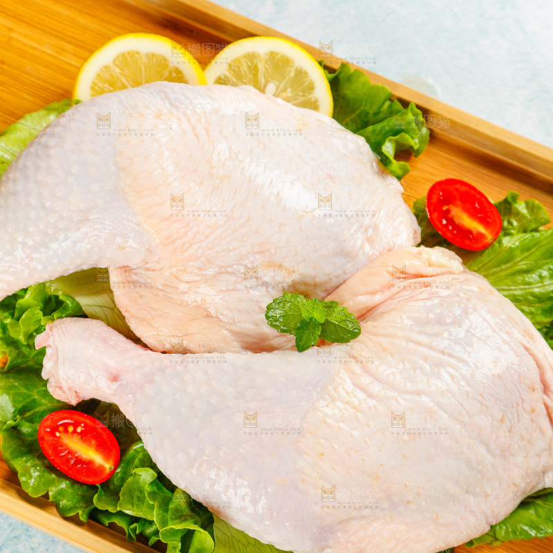 盘子里装着鸡腿