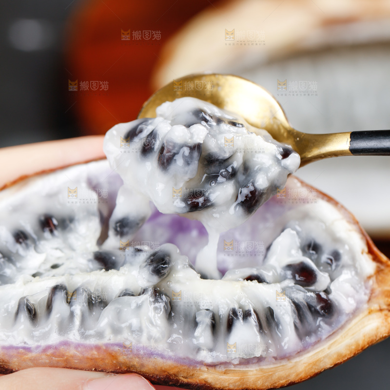 手里拿着八月瓜