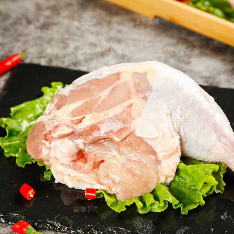 盘子里装着鸡腿