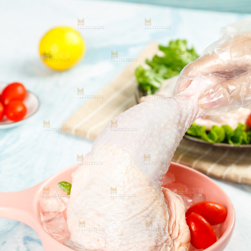 手里拿着鸡腿