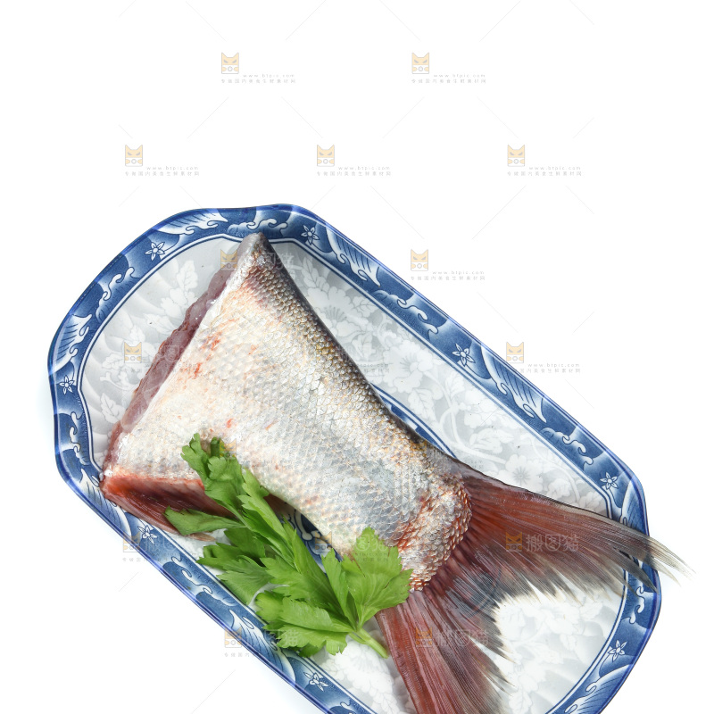 盘子里装着鲢鱼