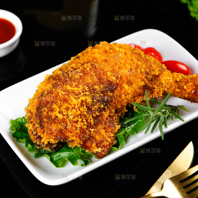 盘子里装着炸鸡腿