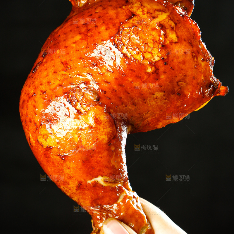手里拿着红烧鸡腿
