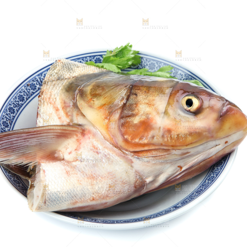 盘子里装着鲢鱼
