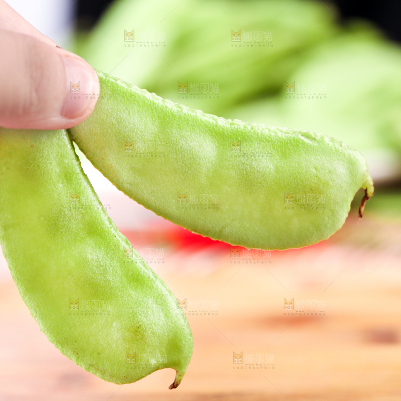 手里拿着扁豆角