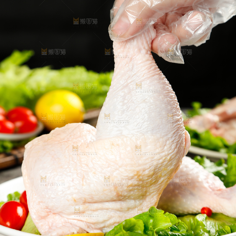 手里拿着大鸡腿