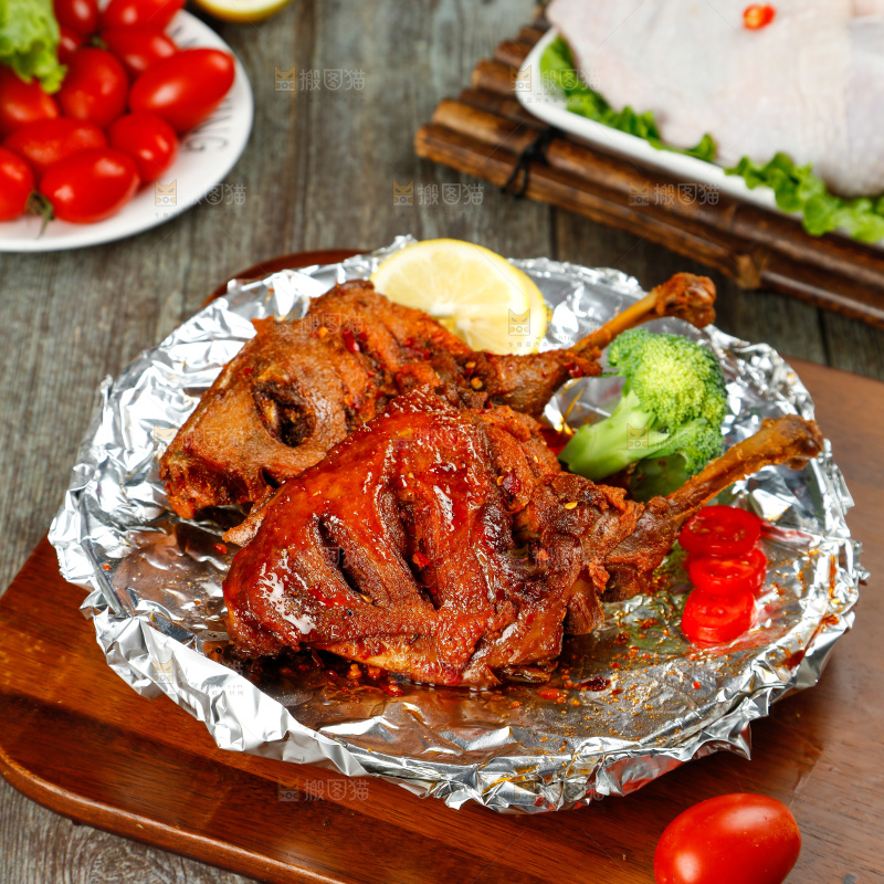 碟子里放着着蜜汁鸡腿