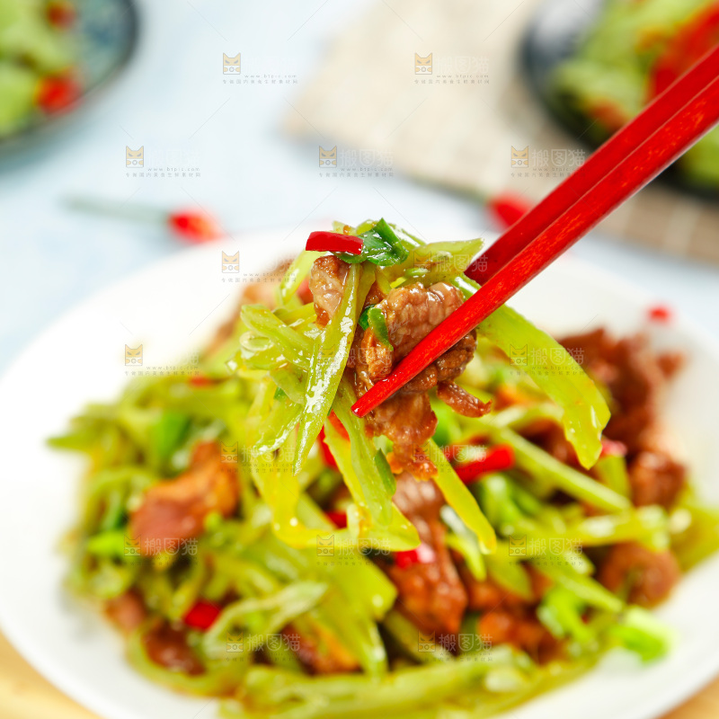 盘子里装着扁豆炒肉