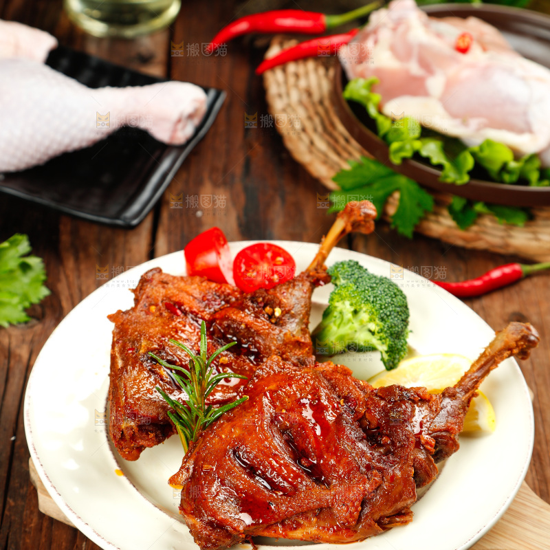 碟子里放着着蜜汁鸡腿