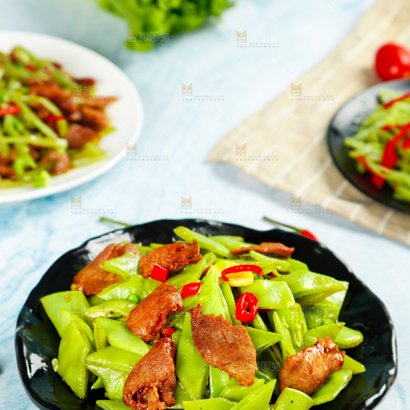 盘子里装着扁豆炒肉